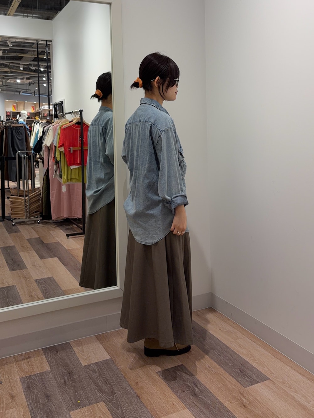 ブルー系のシャツ/ブラウス、ベージュ系のスカートを着用したレディースの春コーディネートの2枚目の写真