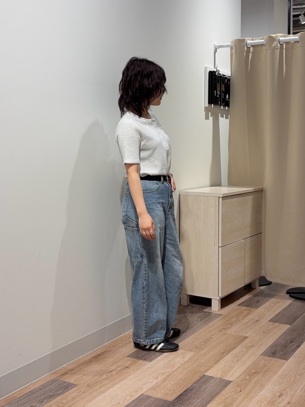 グレー系のTシャツ/カットソー、ブルー系のデニムパンツを着用したレディースの春コーディネートの2枚目の写真