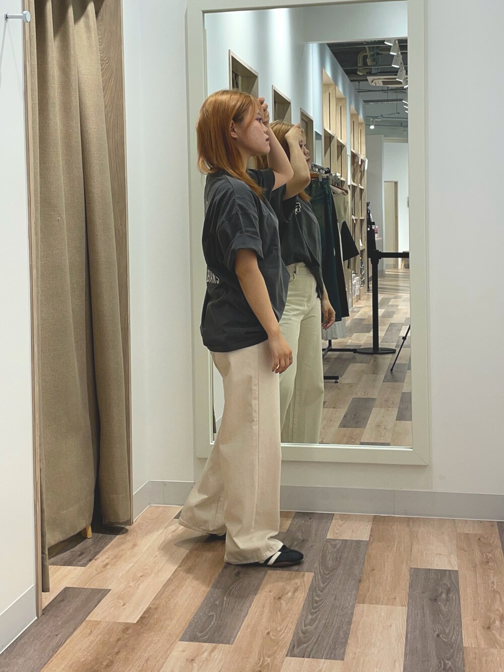 ホワイト系のTシャツ/カットソー、ブラック系のデニムパンツを着用したレディースの夏コーディネートの2枚目の写真