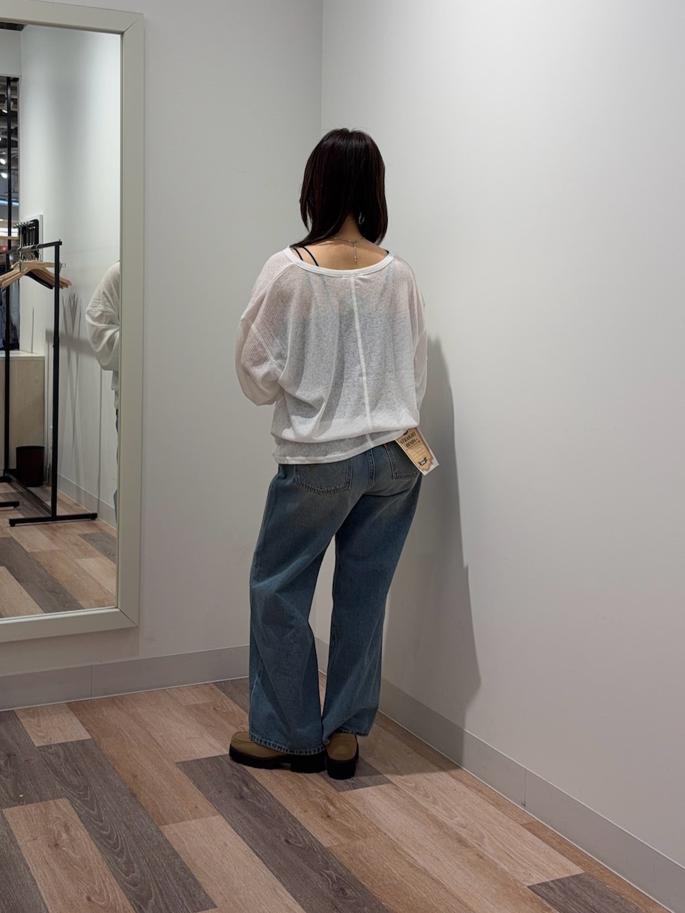 ホワイト系のTシャツ/カットソー、ブルー系のキャミソール、ブルー系のデニムパンツを着用したレディースの春コーディネートの3枚目の写真