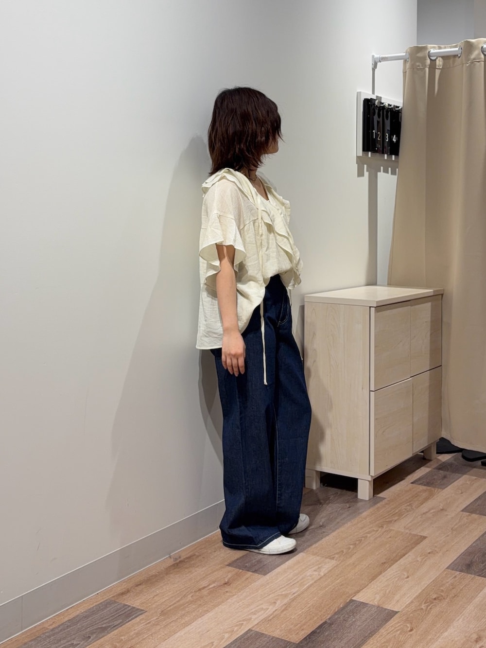 ホワイト系のシャツ/ブラウス、ブルー系のその他パンツを着用したレディースの春コーディネートの2枚目の写真