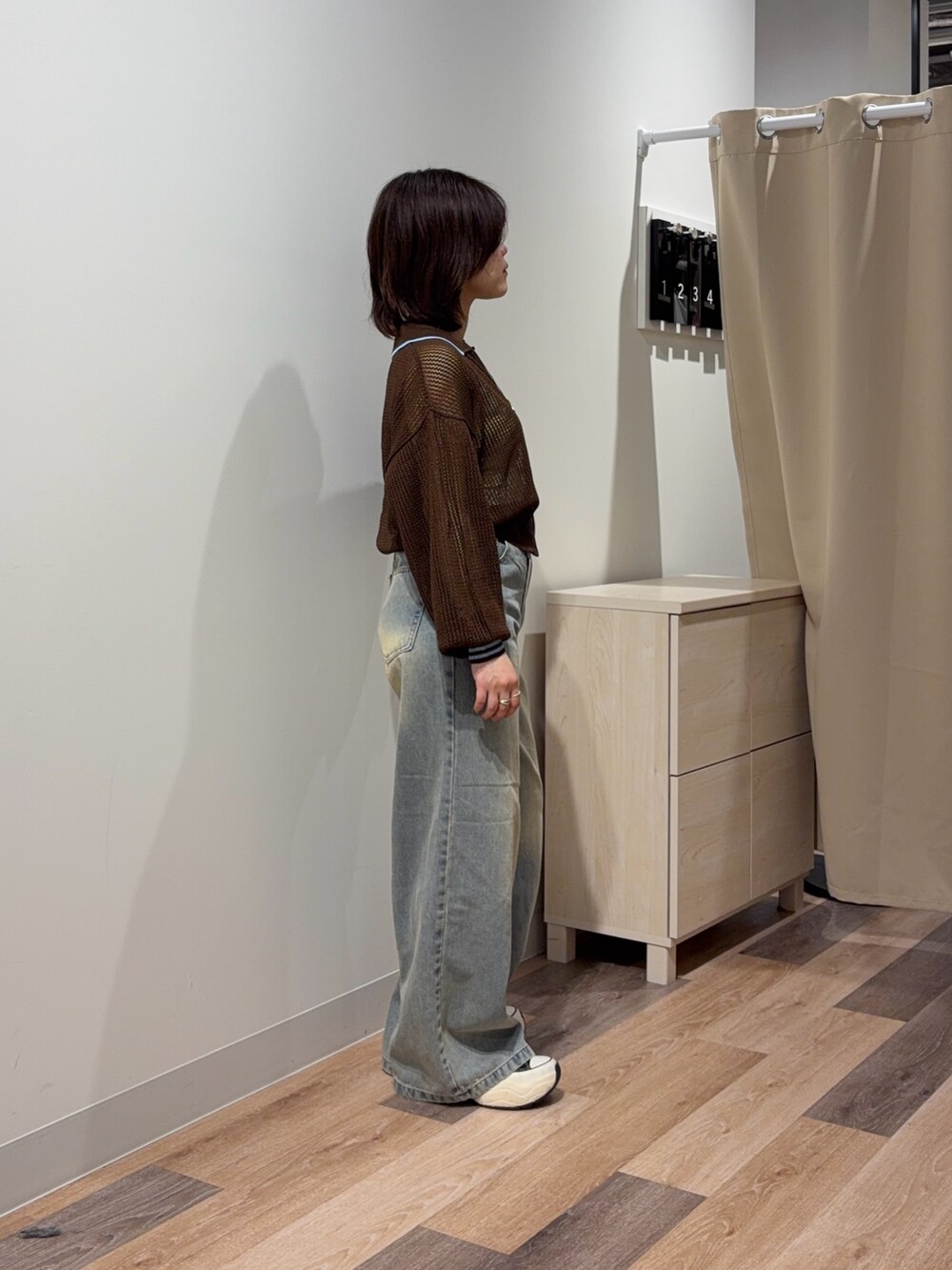 ブラウン系のカーディガン/ボレロ、ホワイト系のキャミソールを着用したレディースの春コーディネートの2枚目の写真