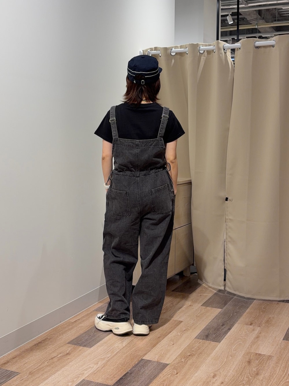 ブラック系のワンピース、ブラック系のTシャツ/カットソーを着用したレディースの春コーディネートの3枚目の写真