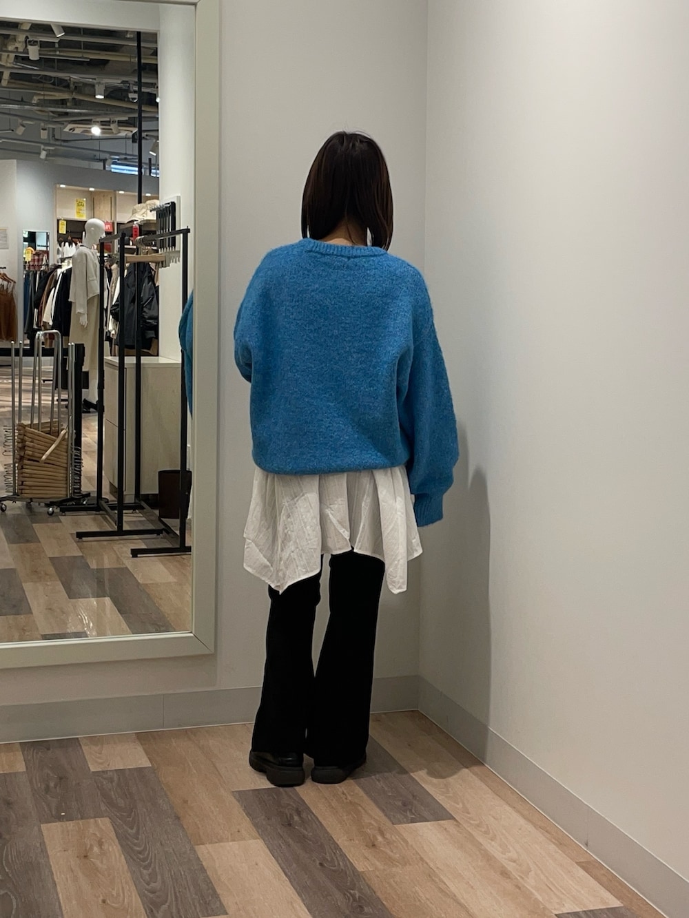 ホワイト系のシャツ/ブラウス、ブラック系のその他パンツを着用したレディースの冬コーディネートの3枚目の写真