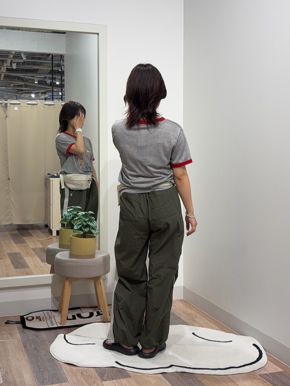 グレー系のTシャツ/カットソー、グリーン系のその他パンツを着用したレディースの夏コーディネートの3枚目の写真