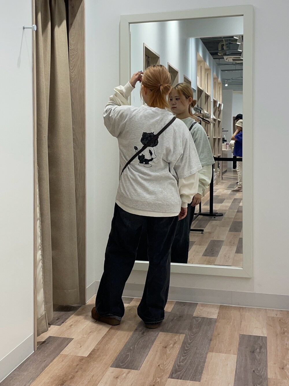 グレー系のTシャツ/カットソー、ブラック系のデニムパンツ、ブラック系のショルダーバッグを着用したレディースの夏コーディネートの3枚目の写真