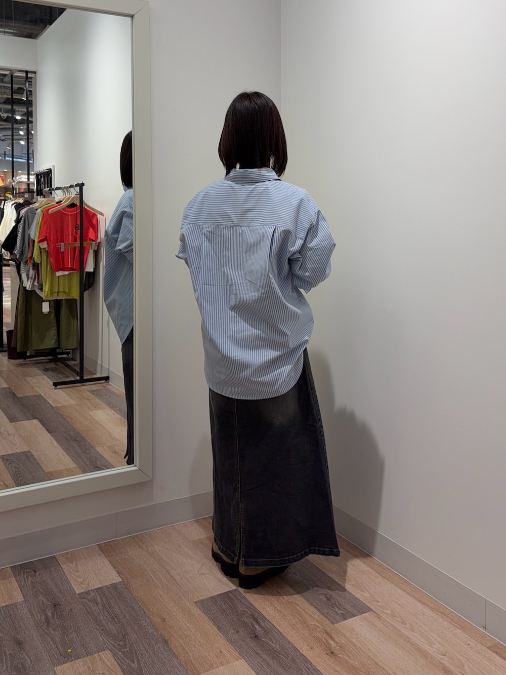 ブルー系のシャツ/ブラウス、ブラック系のスカートを着用したレディースの春コーディネートの3枚目の写真