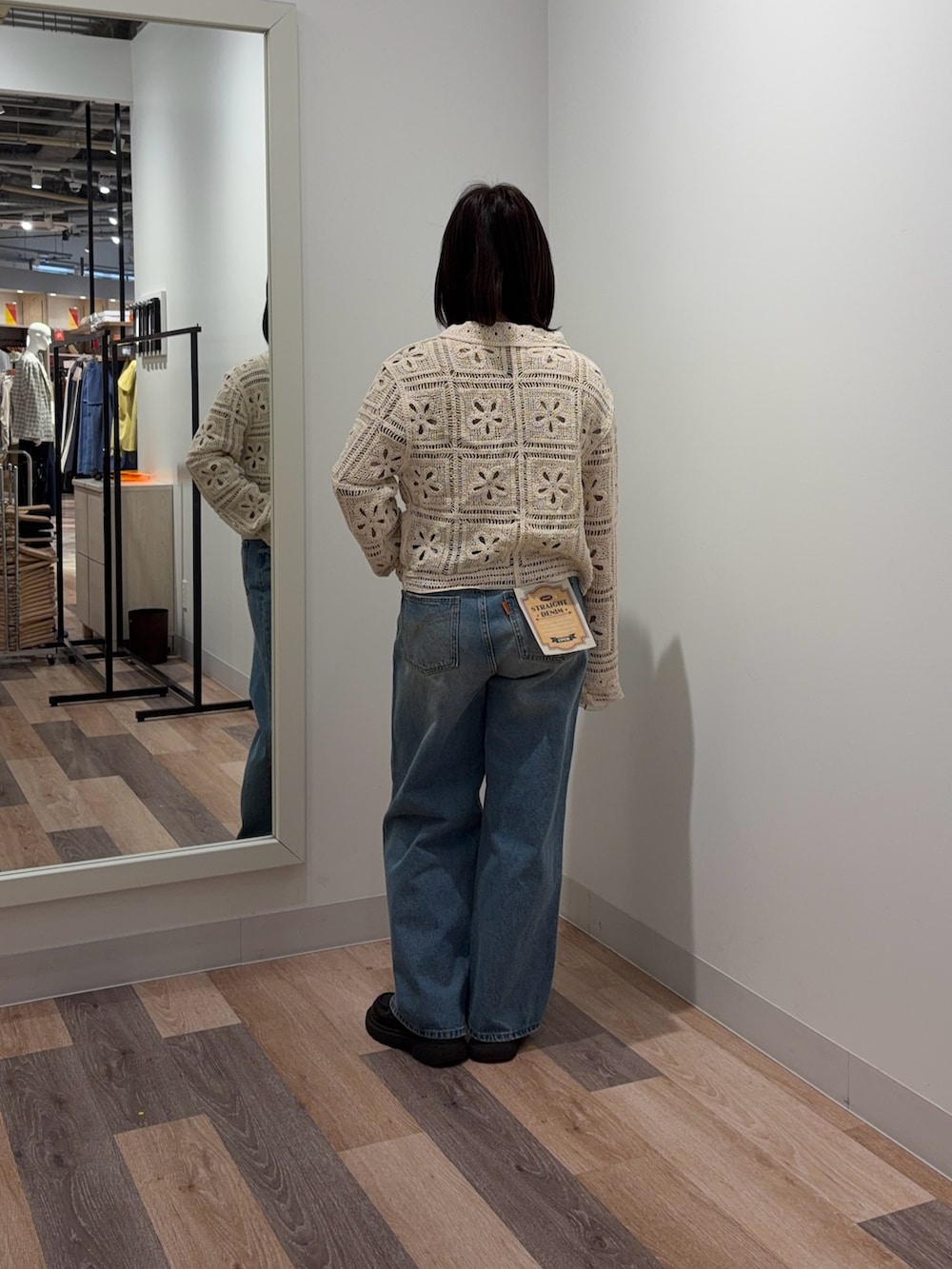 ホワイト系のシャツ/ブラウス、ブルー系のデニムパンツを着用したレディースの春コーディネートの3枚目の写真