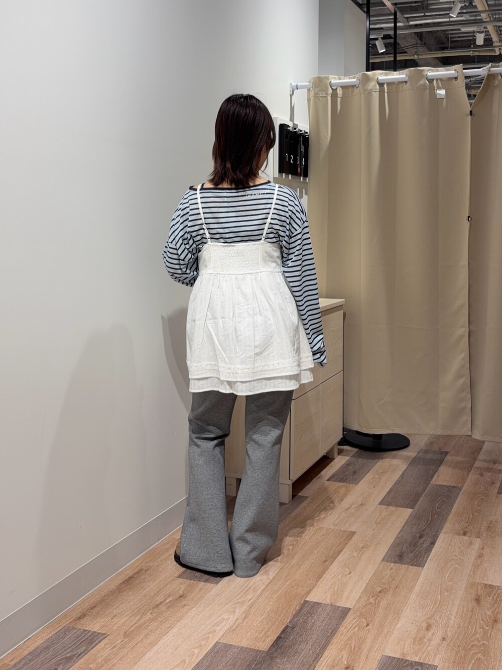 ブルー系のTシャツ/カットソー、ホワイト系のワンピース、グレー系のその他パンツを着用したレディースの春コーディネートの3枚目の写真
