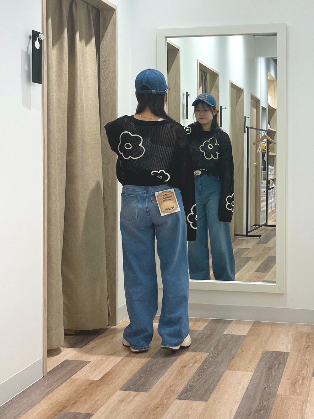 「カジュアル、デニム、ローファー、メッシュ、メッシュニット、キャップ」｜「CPCMのコード刺繍花柄メッシュニット（ニット/セーター、ブラック系）」を使った、みおさん（骨格ストレート・レディース・155cm）の夏コーディネートの3枚目の写真