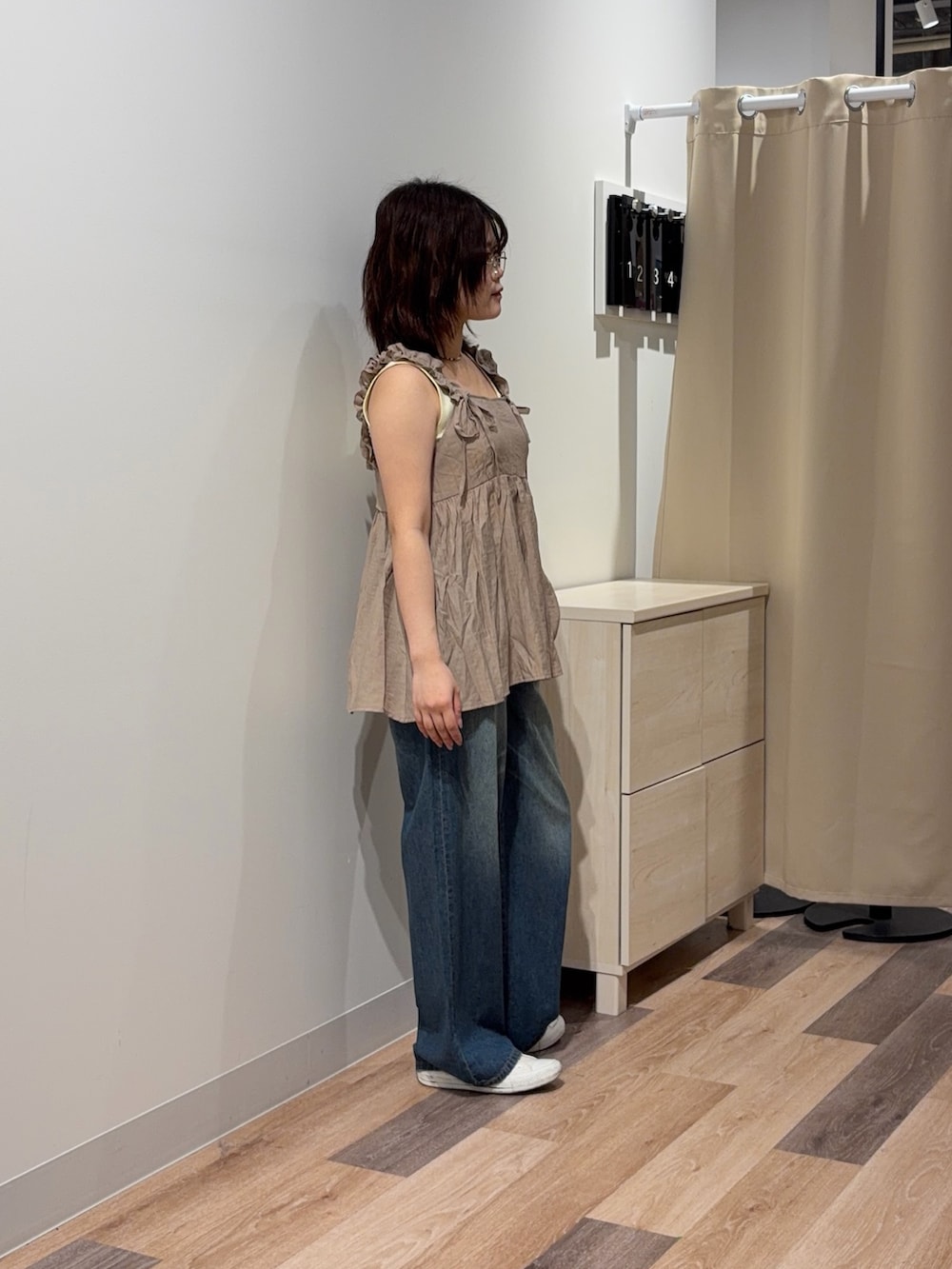 ベージュ系のワンピース、ホワイト系のキャミソール、ブルー系のその他パンツを着用したレディースの春コーディネートの2枚目の写真