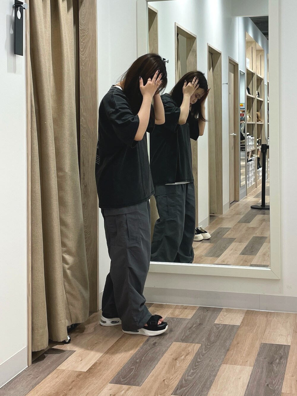 ブラック系のTシャツ/カットソー、シルバー系のネックレスを着用したレディースの夏コーディネートの2枚目の写真