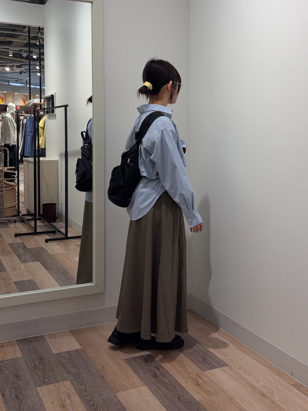 ブルー系のシャツ/ブラウス、ベージュ系のスカートを着用したレディースの春コーディネートの2枚目の写真