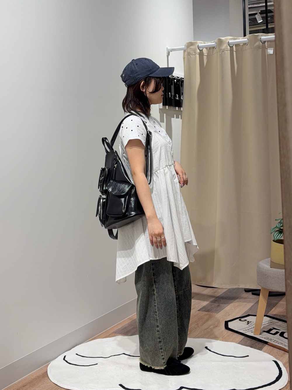 ホワイト系のTシャツ/カットソー、ホワイト系のシャツ/ブラウスを着用したレディースの夏コーディネートの2枚目の写真