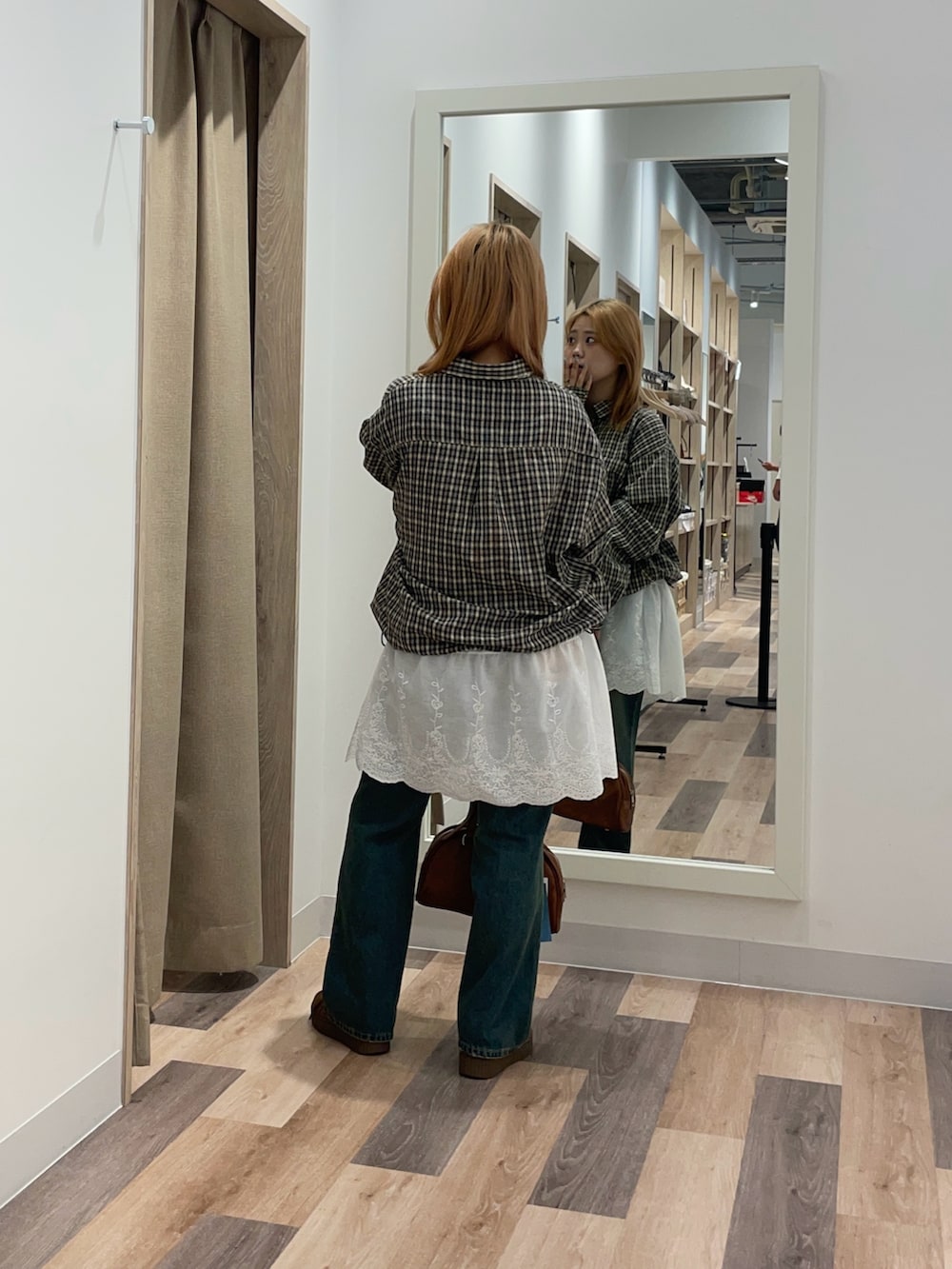 ブラック系のシャツ/ブラウス、ブルー系のデニムパンツ、ブラウン系のボストンバッグを着用したレディースの夏コーディネートの3枚目の写真