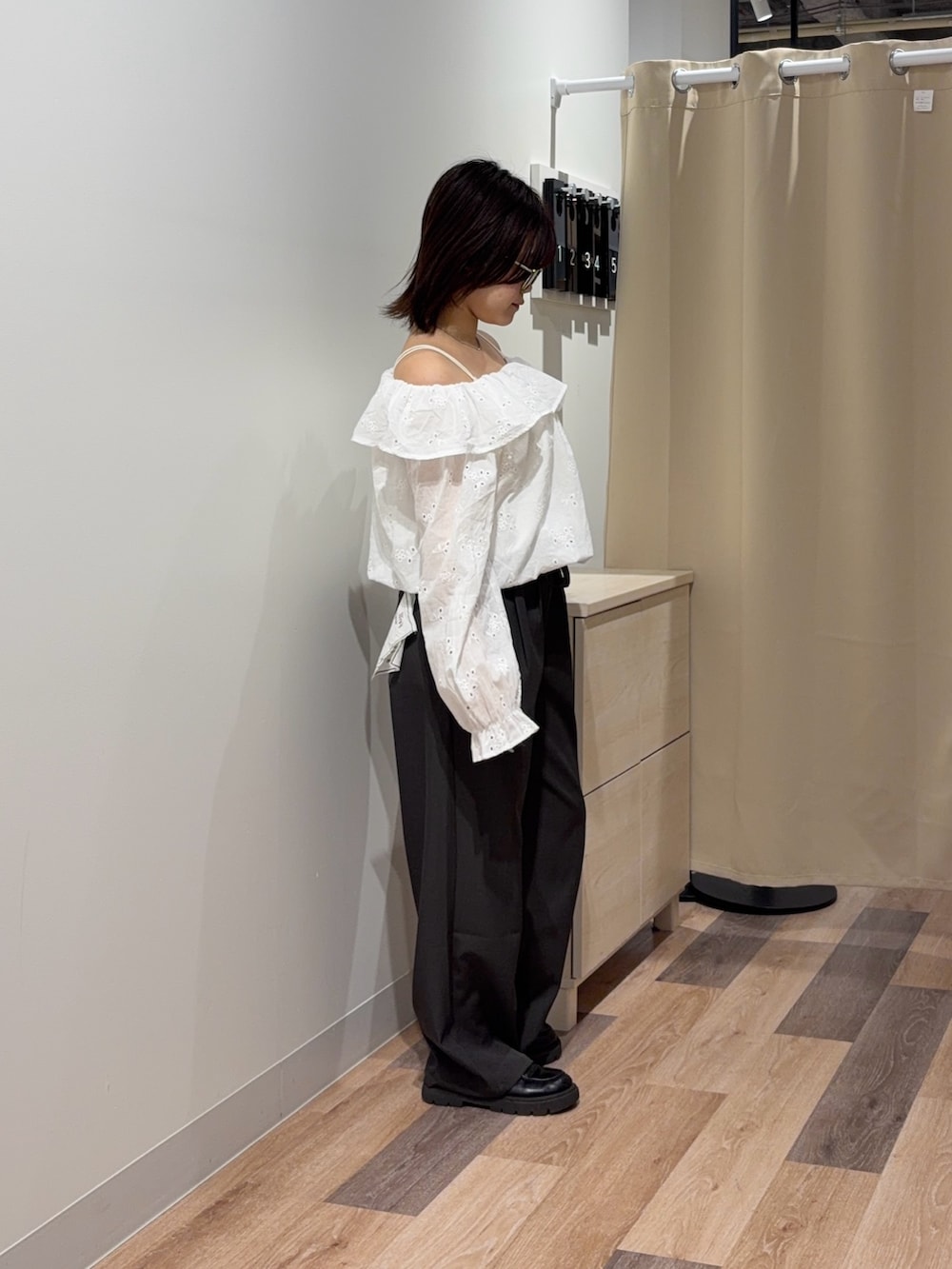 ホワイト系のシャツ/ブラウス、グレー系のその他パンツを着用したレディースの春コーディネートの2枚目の写真