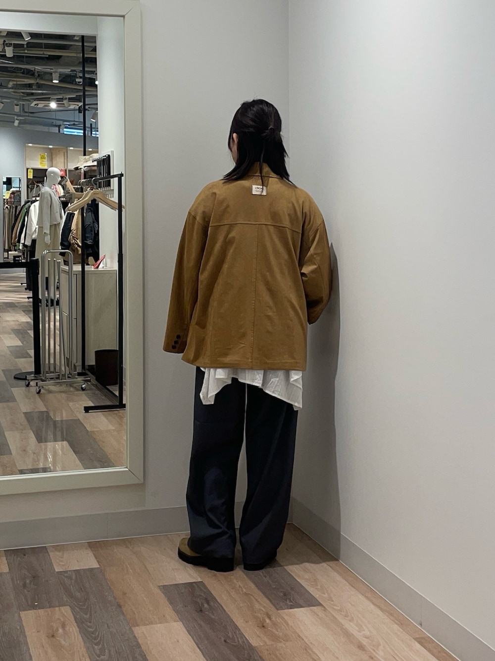 ホワイト系のシャツ/ブラウス、イエロー系のブルゾン、ブラック系のニット/セーターを着用したレディースの冬コーディネートの3枚目の写真