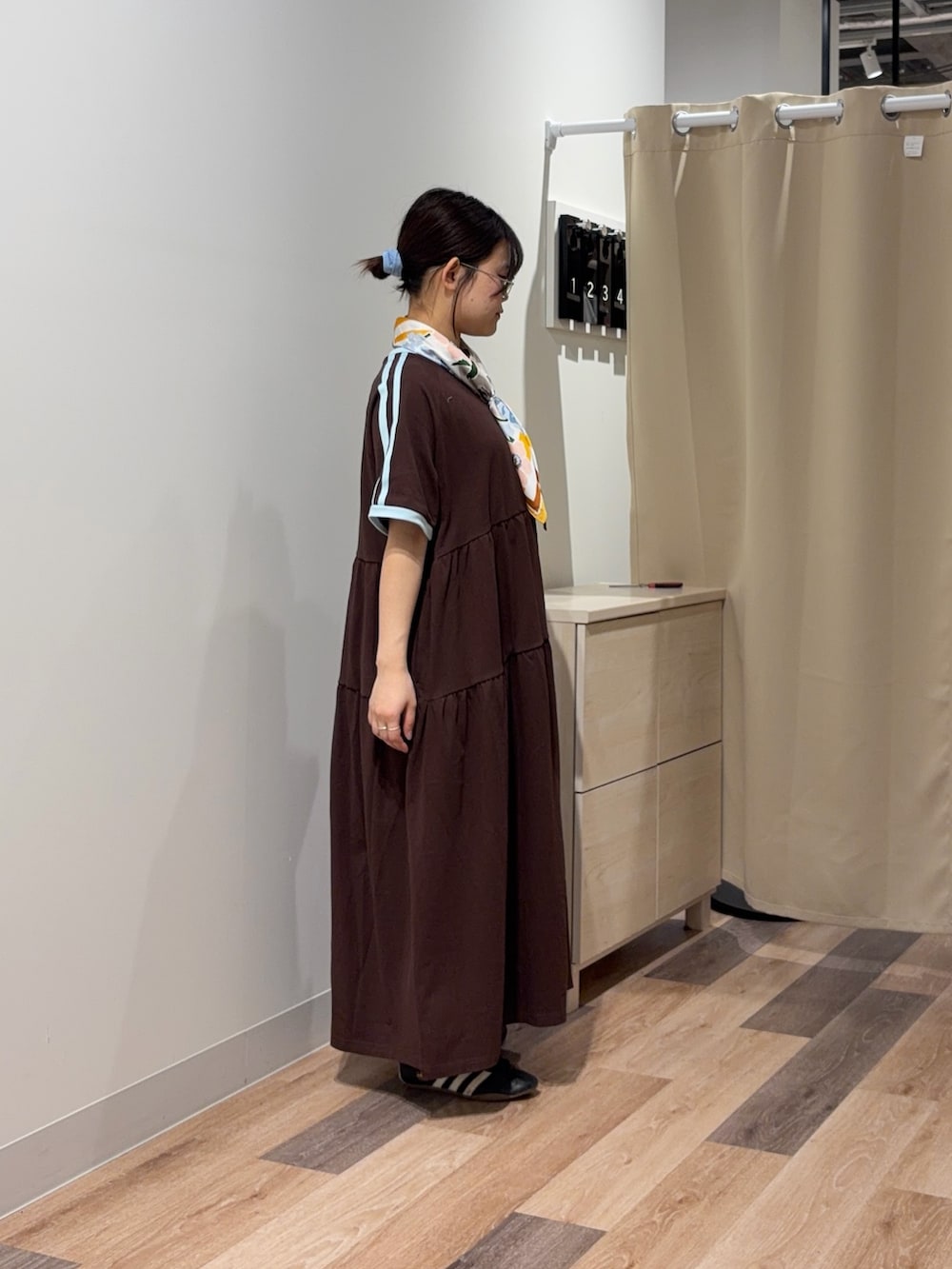 ブラウン系のワンピースを着用したレディースの春コーディネートの2枚目の写真