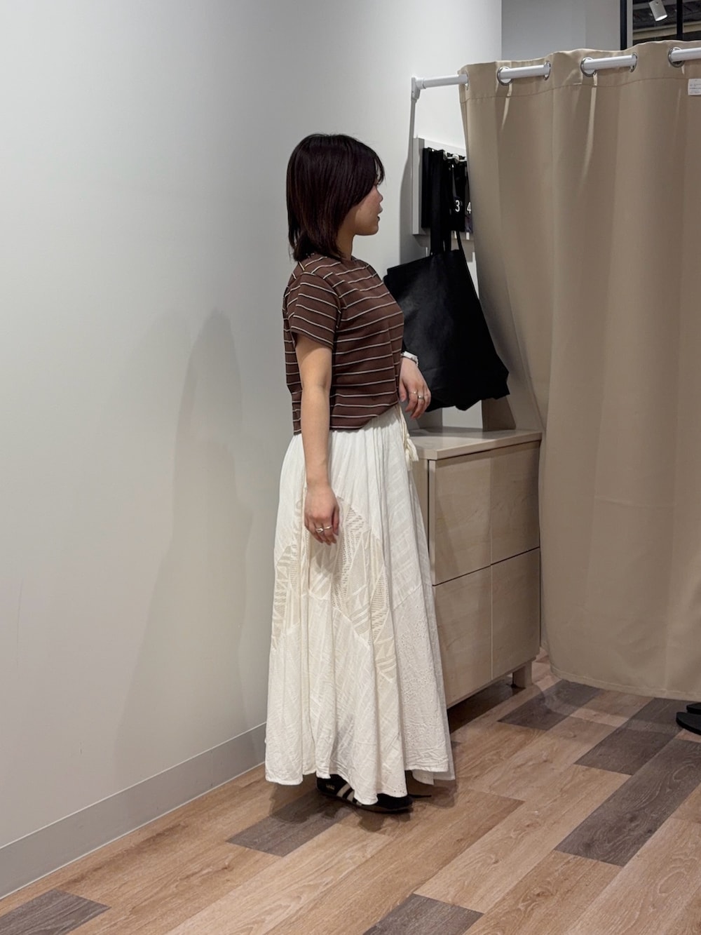 ブラウン系のTシャツ/カットソー、ホワイト系のワンピースを着用したレディースの春コーディネートの2枚目の写真