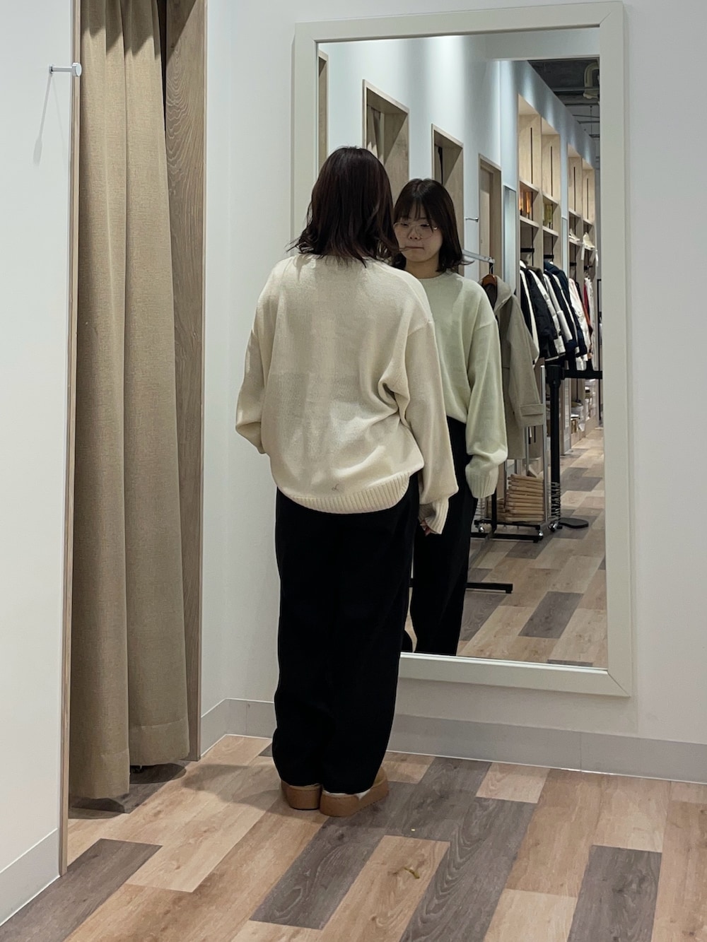 ホワイト系のニット/セーター、グレー系のスラックス、イエロー系のブーツを着用したレディースの冬コーディネートの3枚目の写真