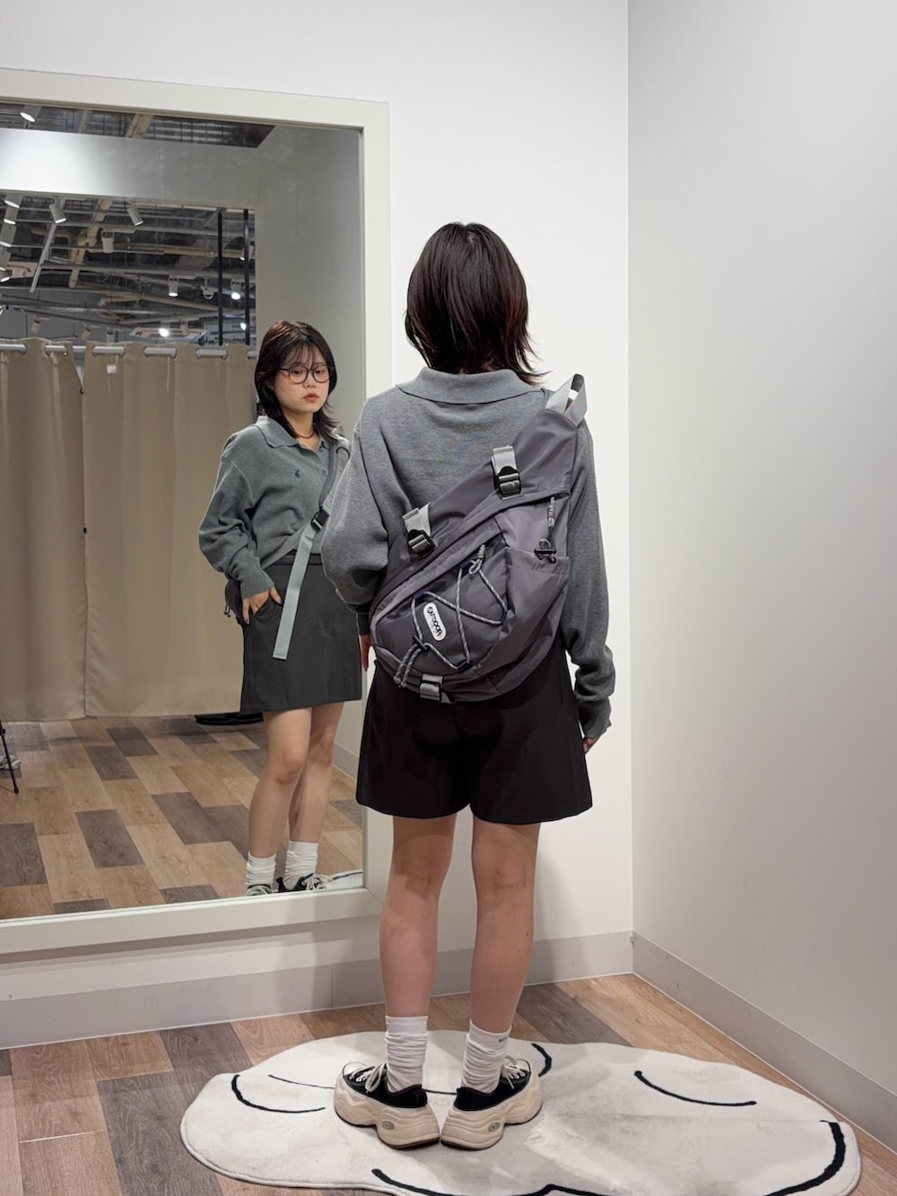 グレー系のカーディガン/ボレロ、ベージュ系のトートバッグを着用したレディースの秋コーディネートの3枚目の写真