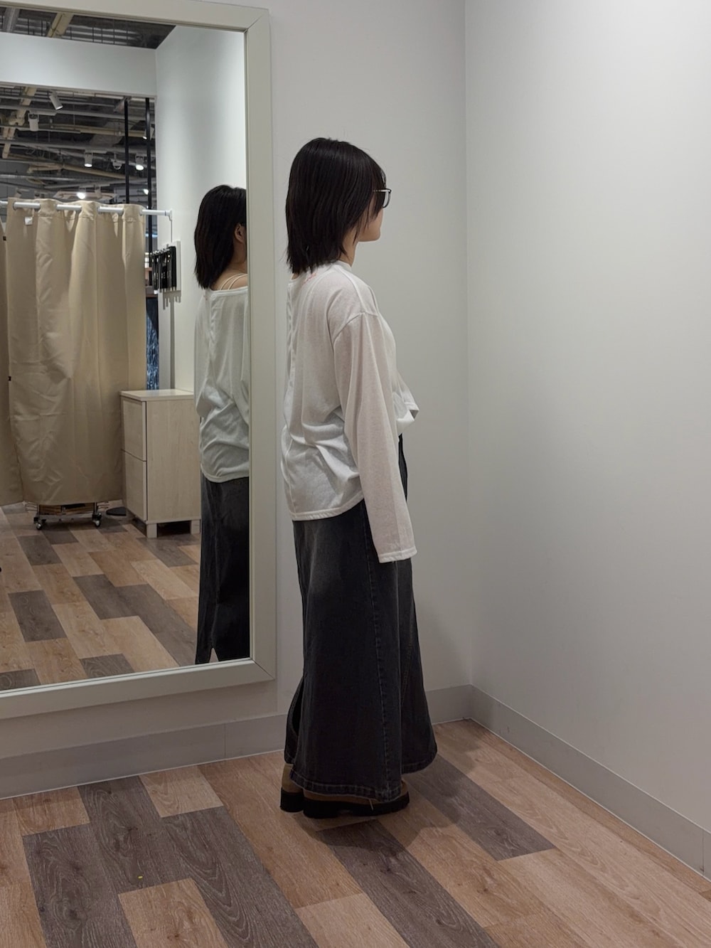 ホワイト系のTシャツ/カットソー、ホワイト系のキャミソール、ブラック系のスカートを着用したレディースの春コーディネートの2枚目の写真