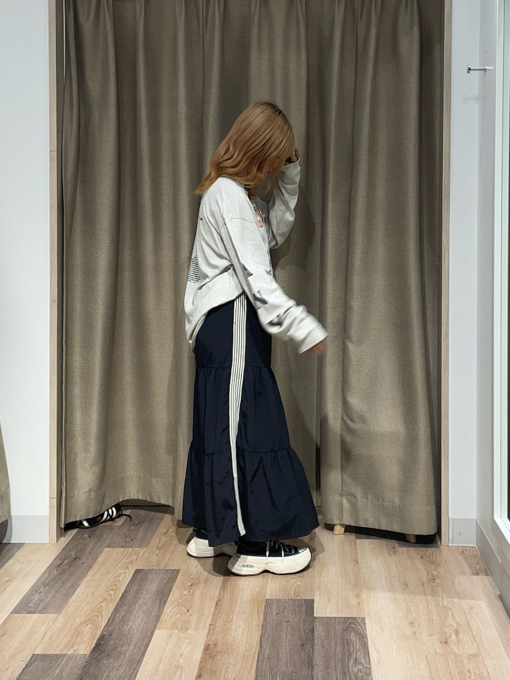 ブラック系のTシャツ/カットソー、ホワイト系のスカートを着用したレディースの夏コーディネートの2枚目の写真