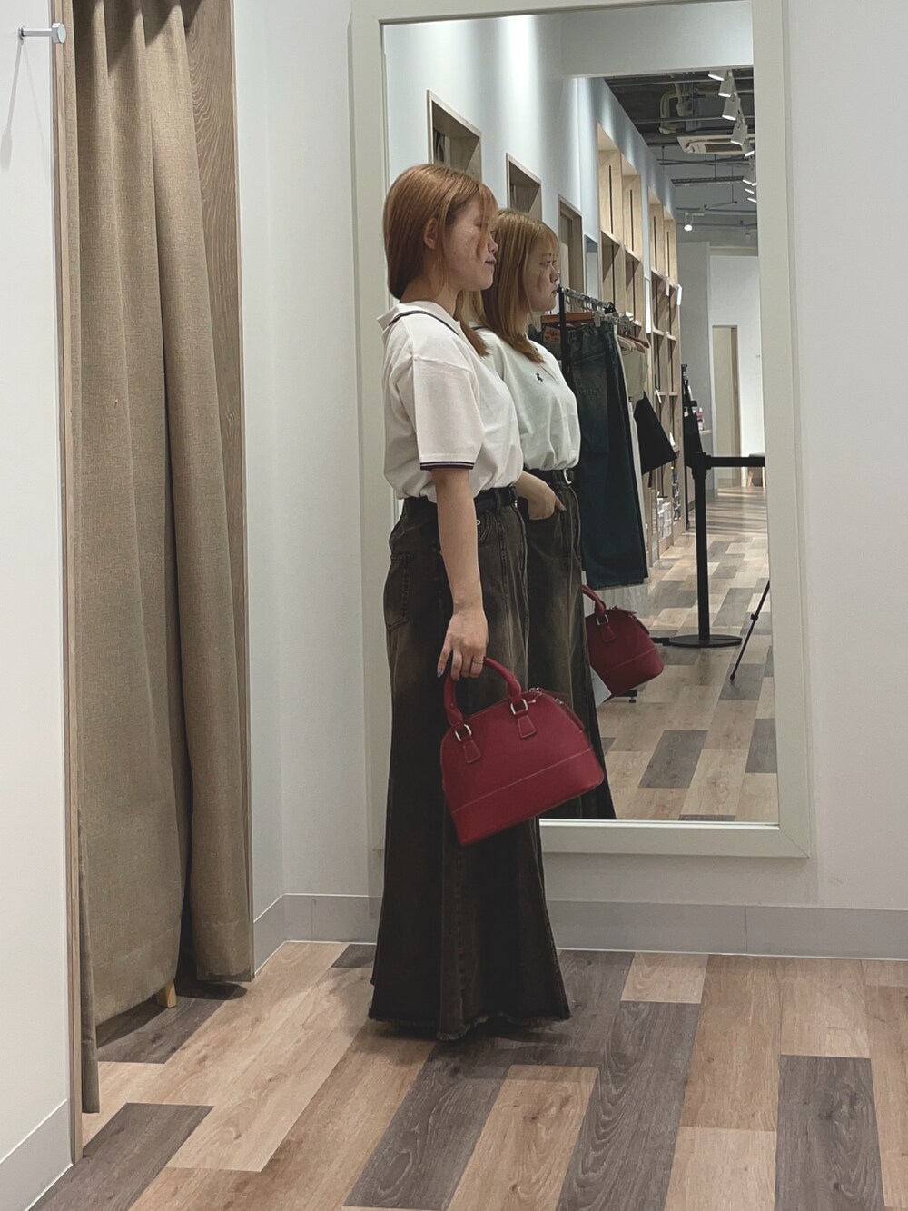 ブルー系のニット/セーター、ブルー系のスカートを着用したレディースの夏コーディネートの2枚目の写真