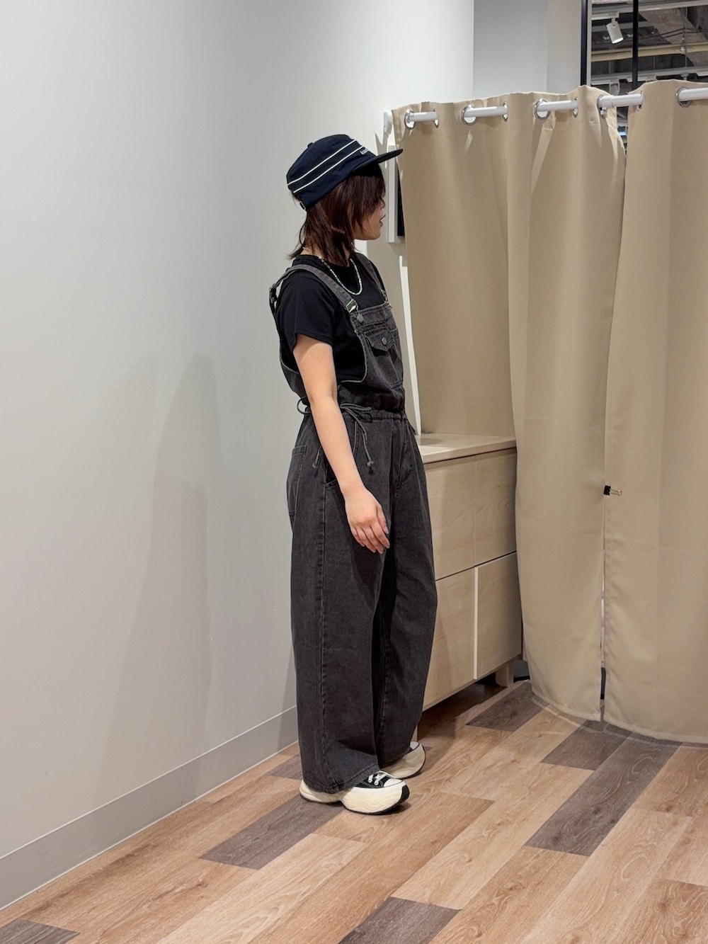 ブラック系のワンピース、ブラック系のTシャツ/カットソーを着用したレディースの春コーディネートの2枚目の写真