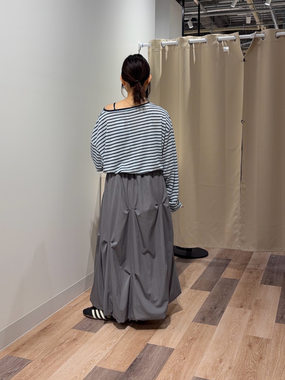 ブルー系のTシャツ/カットソー、グレー系のスカート、ブルー系のキャミソールを着用したレディースの春コーディネートの3枚目の写真