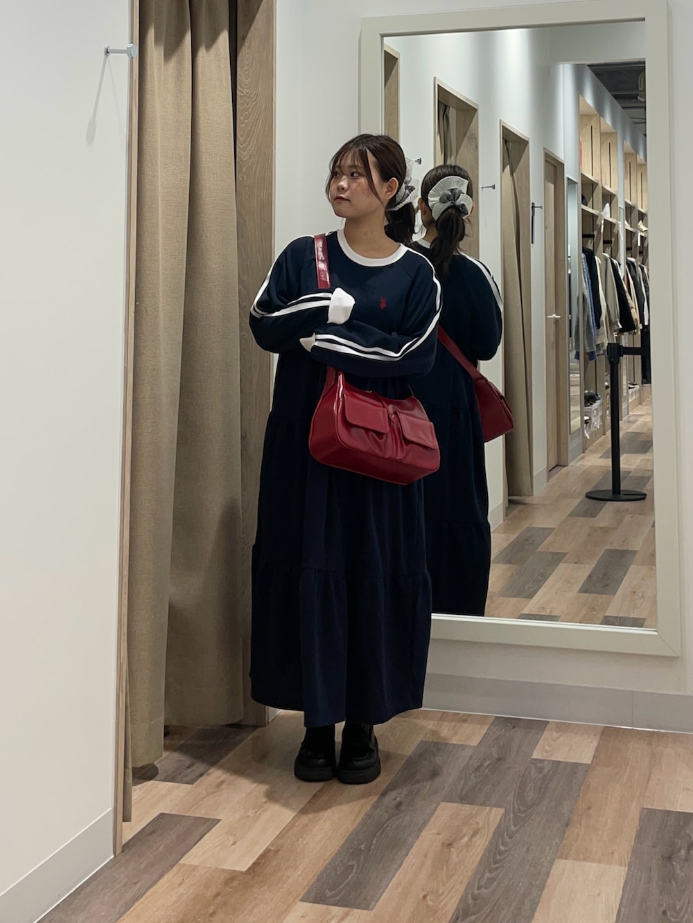 グレー系のワンピースを着用したレディースの秋コーディネートの2枚目の写真