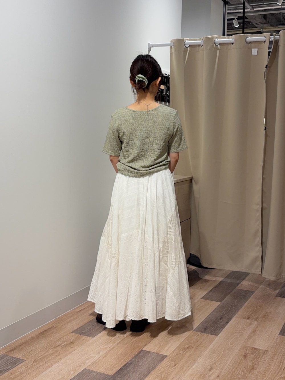 グリーン系のTシャツ/カットソー、ホワイト系のワンピース、ブラウン系のトートバッグを着用したレディースの春コーディネートの3枚目の写真