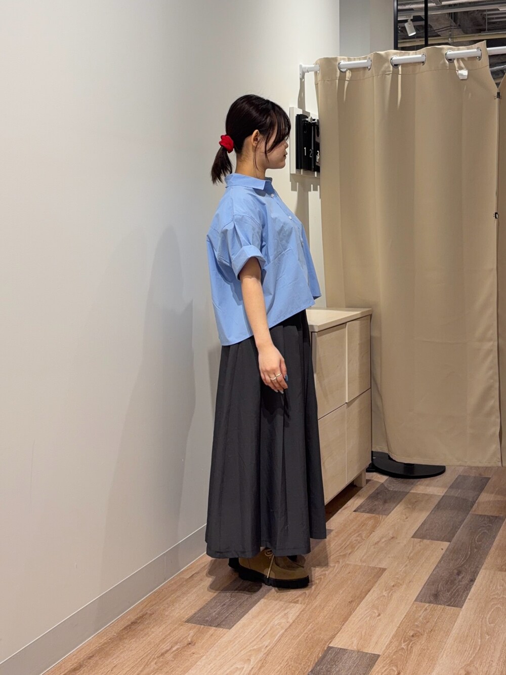 ブルー系のシャツ/ブラウス、ベージュ系のスカートを着用したレディースの春コーディネートの2枚目の写真