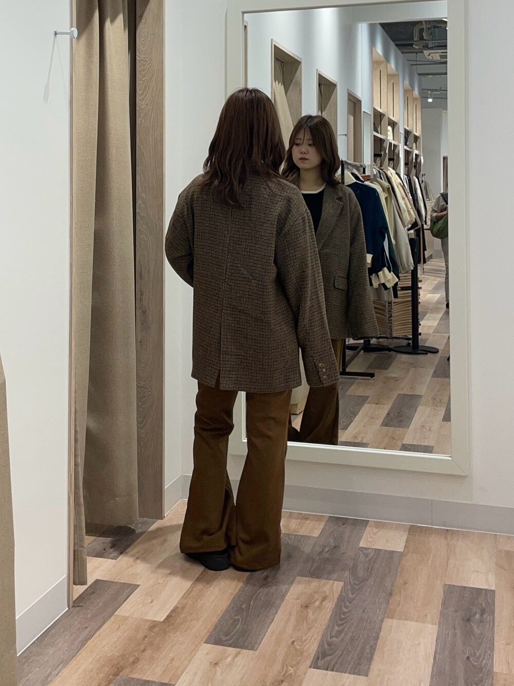 ブラウン系のテーラードジャケット、ブラック系のその他パンツ、ブラック系のニット/セーターを着用したレディースの秋コーディネートの3枚目の写真