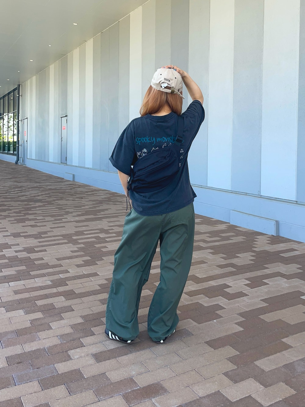 ブラック系のTシャツ/カットソー、ブラック系のその他パンツを着用したレディースの夏コーディネートの3枚目の写真