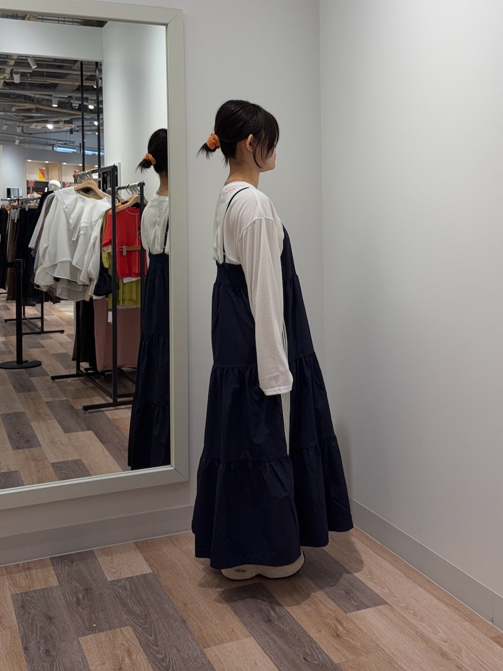 ホワイト系のキャミソール、ブルー系のワンピース、ホワイト系のTシャツ/カットソーを着用したレディースの春コーディネートの2枚目の写真