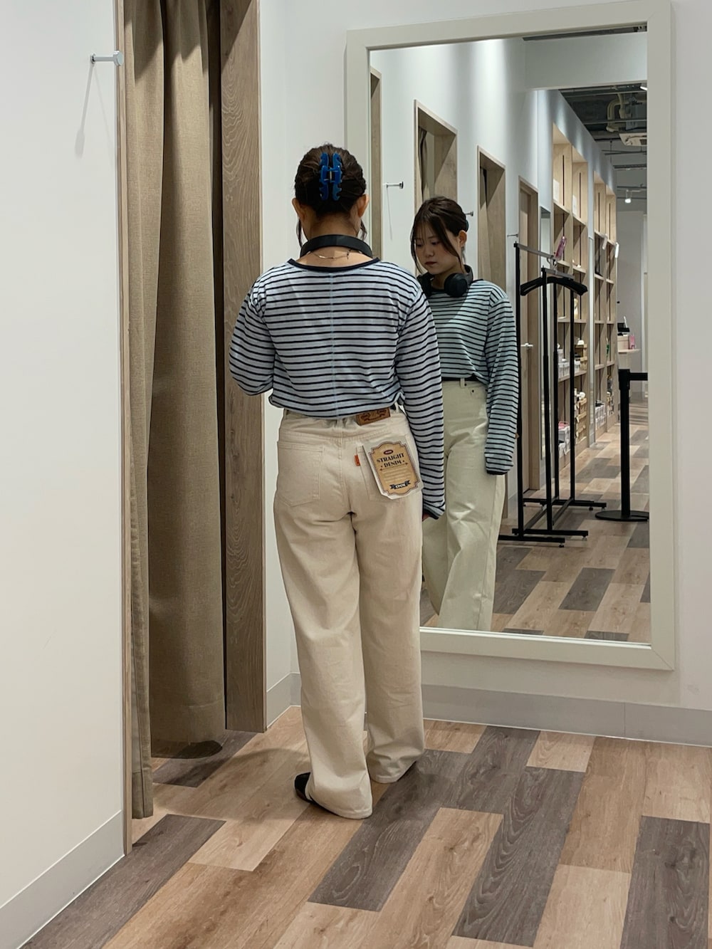 ホワイト系のTシャツ/カットソー、ブラック系のデニムパンツを着用したレディースの秋コーディネートの3枚目の写真