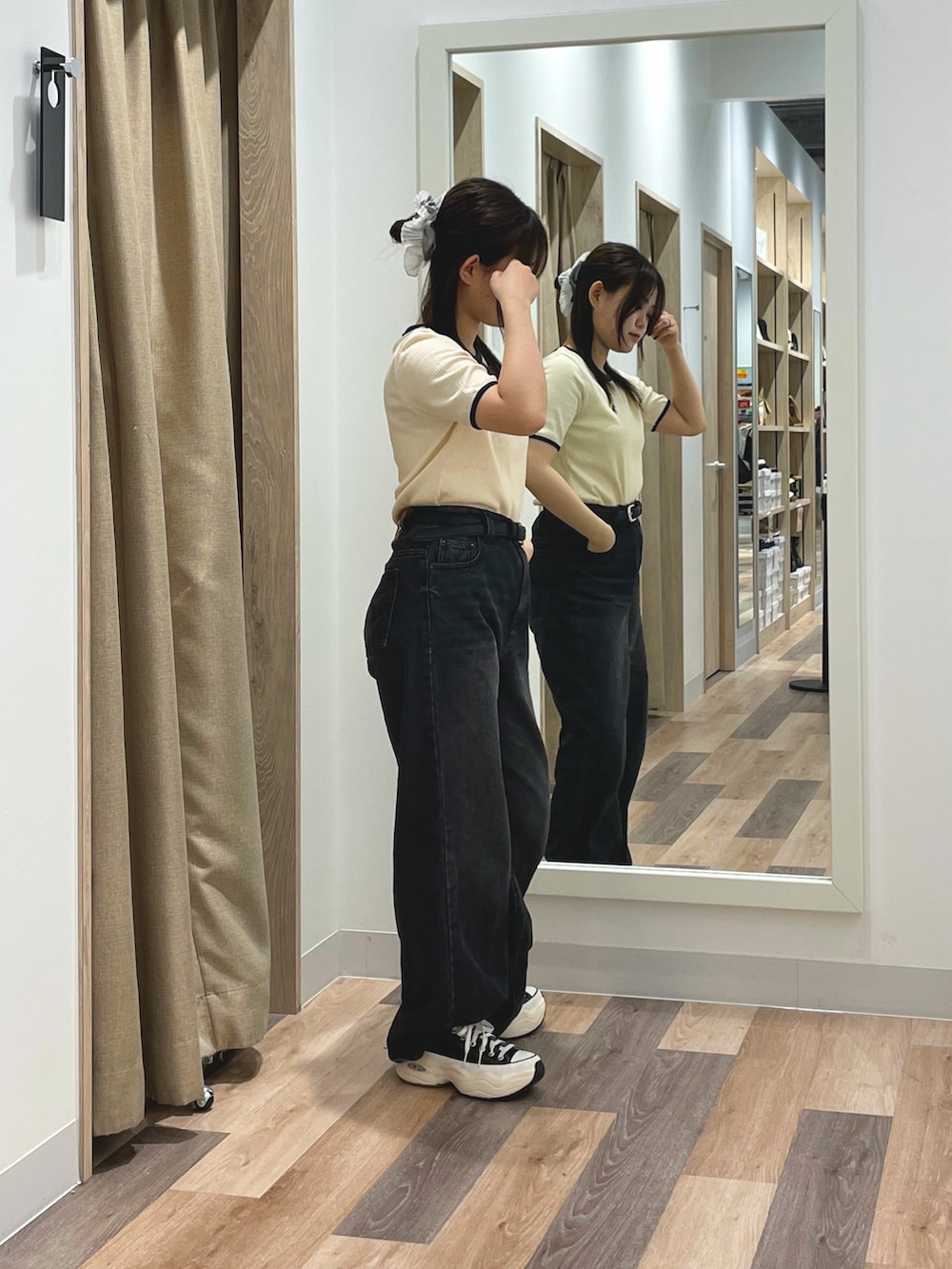 グレー系のTシャツ/カットソー、ブラック系のデニムパンツ、ブラック系のスニーカーを着用したレディースの夏コーディネートの2枚目の写真