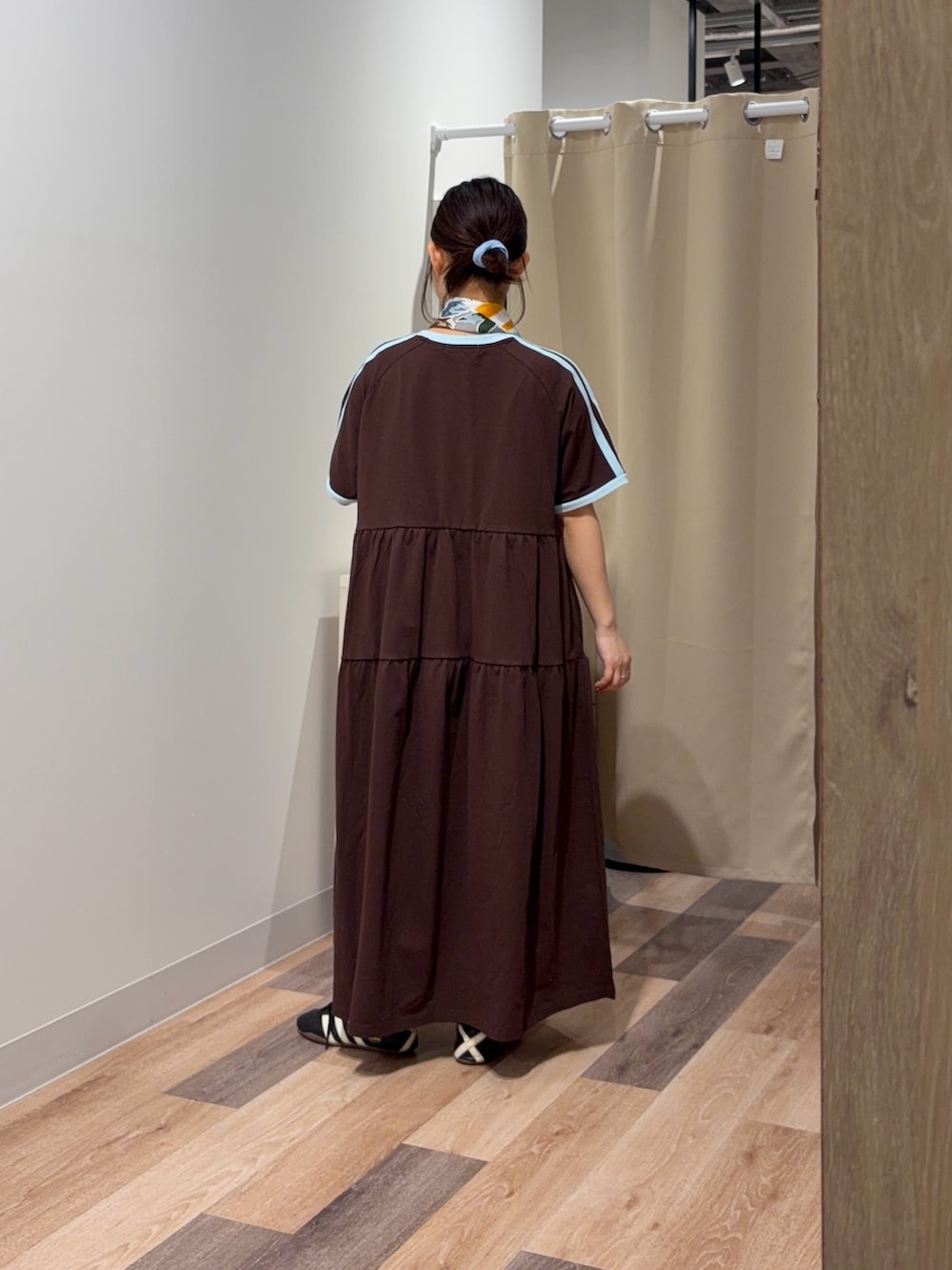 ブラウン系のワンピースを着用したレディースの春コーディネートの3枚目の写真
