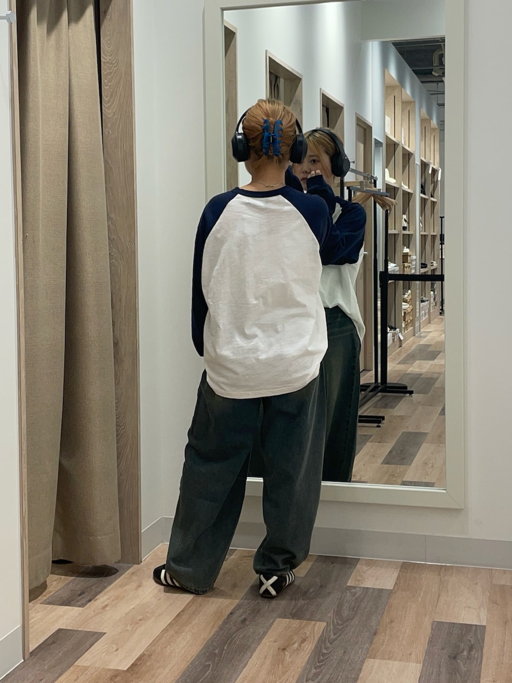 ブルー系のTシャツ/カットソー、ブルー系のデニムパンツを着用したレディースの夏コーディネートの3枚目の写真