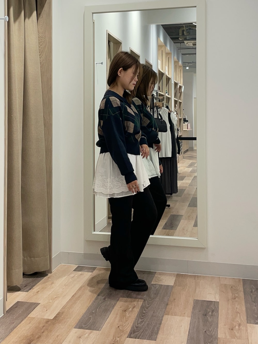 ブラウン系のカーディガン/ボレロ、ブラック系のその他パンツを着用したレディースの秋コーディネートの2枚目の写真