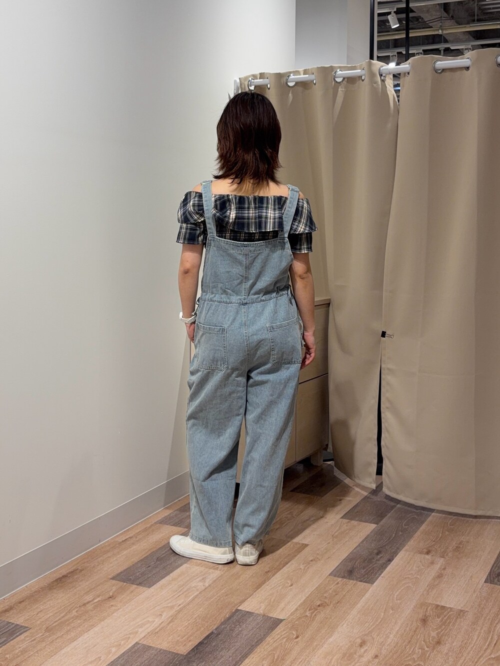 ブルー系のワンピースを着用したレディースの春コーディネートの3枚目の写真