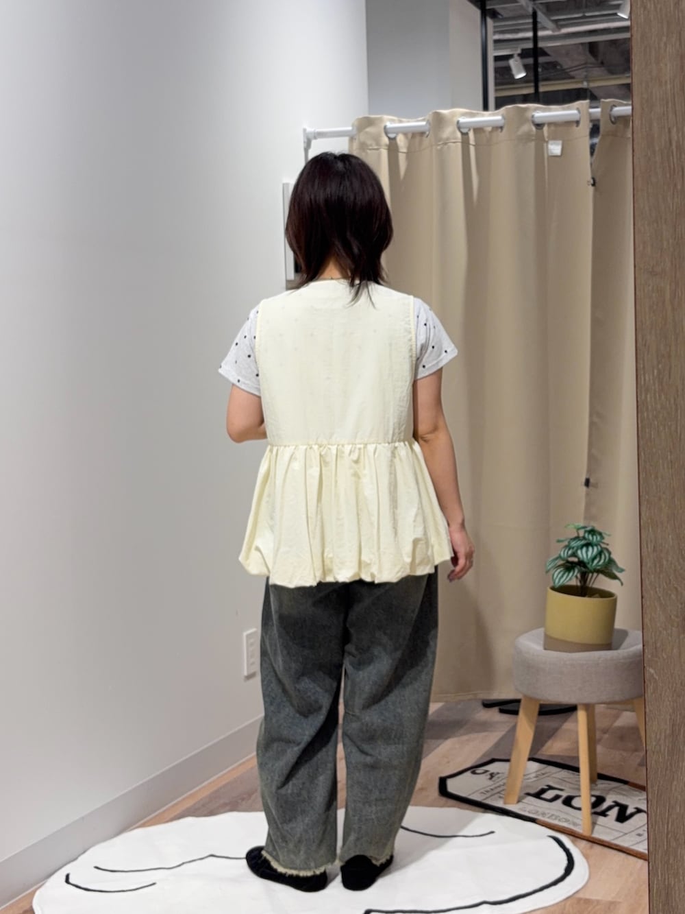 ホワイト系のTシャツ/カットソー、ホワイト系のベストを着用したレディースの夏コーディネートの3枚目の写真