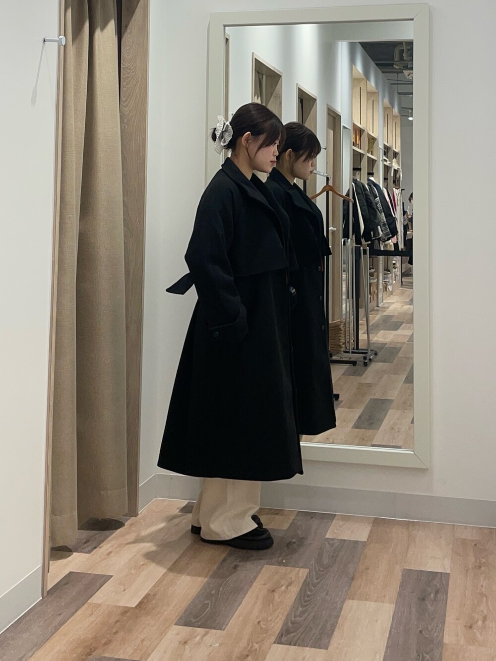 グレー系のその他アウター、ブラック系のデニムパンツを着用したレディースの冬コーディネートの2枚目の写真