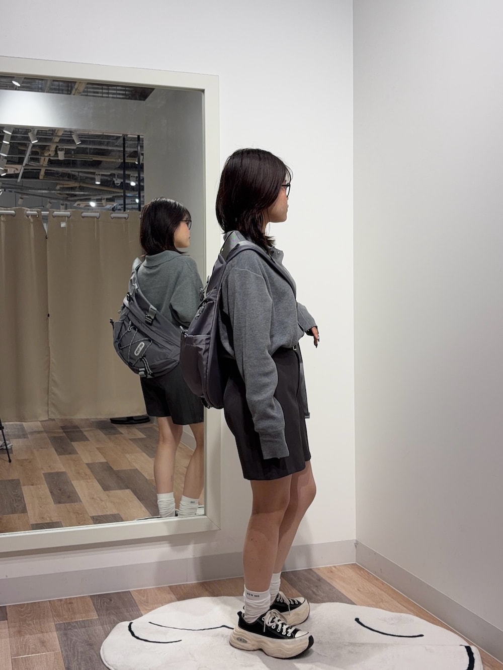 グレー系のカーディガン/ボレロ、ベージュ系のトートバッグを着用したレディースの秋コーディネートの2枚目の写真