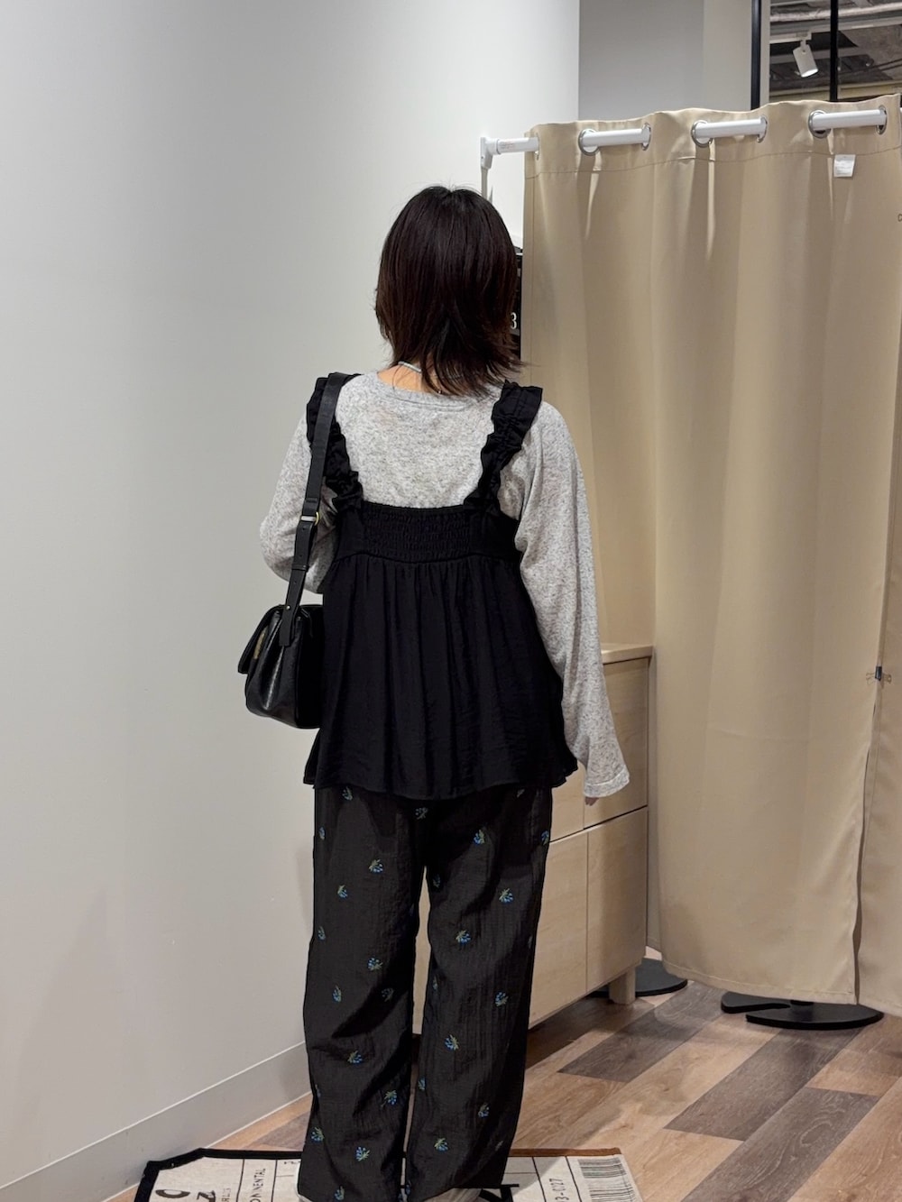 グレー系のニット/セーター、ブラック系のワンピース、ブラック系のその他パンツを着用したレディースの夏コーディネートの3枚目の写真