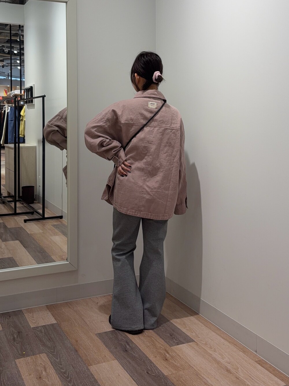 ピンク系のシャツ/ブラウス、グレー系のその他パンツ、ブラック系のショルダーバッグを着用したレディースの春コーディネートの3枚目の写真