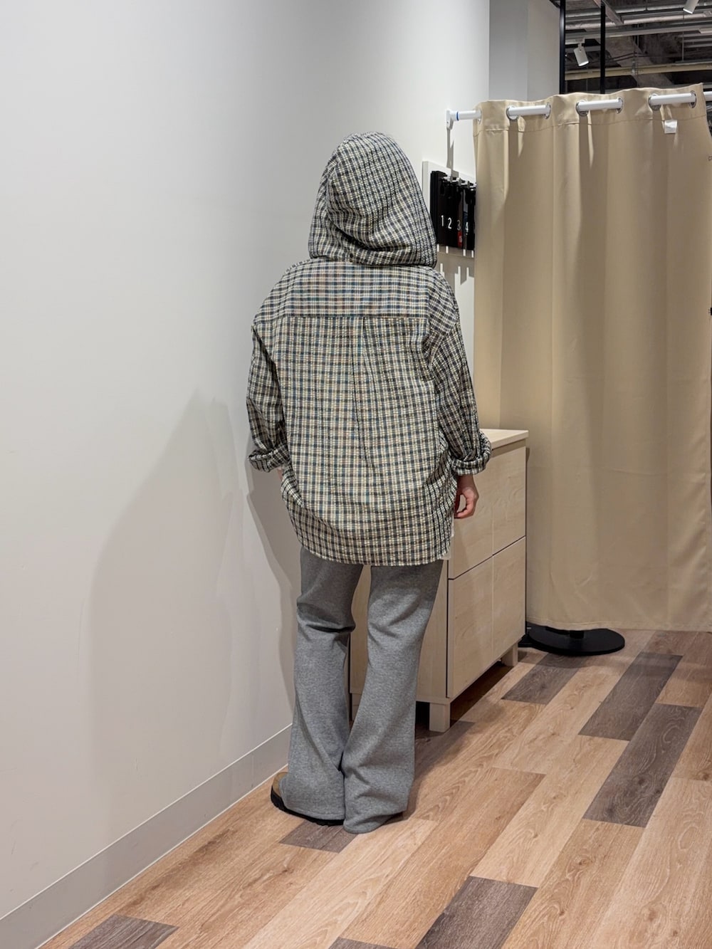 ブルー系のシャツ/ブラウス、ホワイト系のワンピース、グレー系のその他パンツを着用したレディースの春コーディネートの3枚目の写真