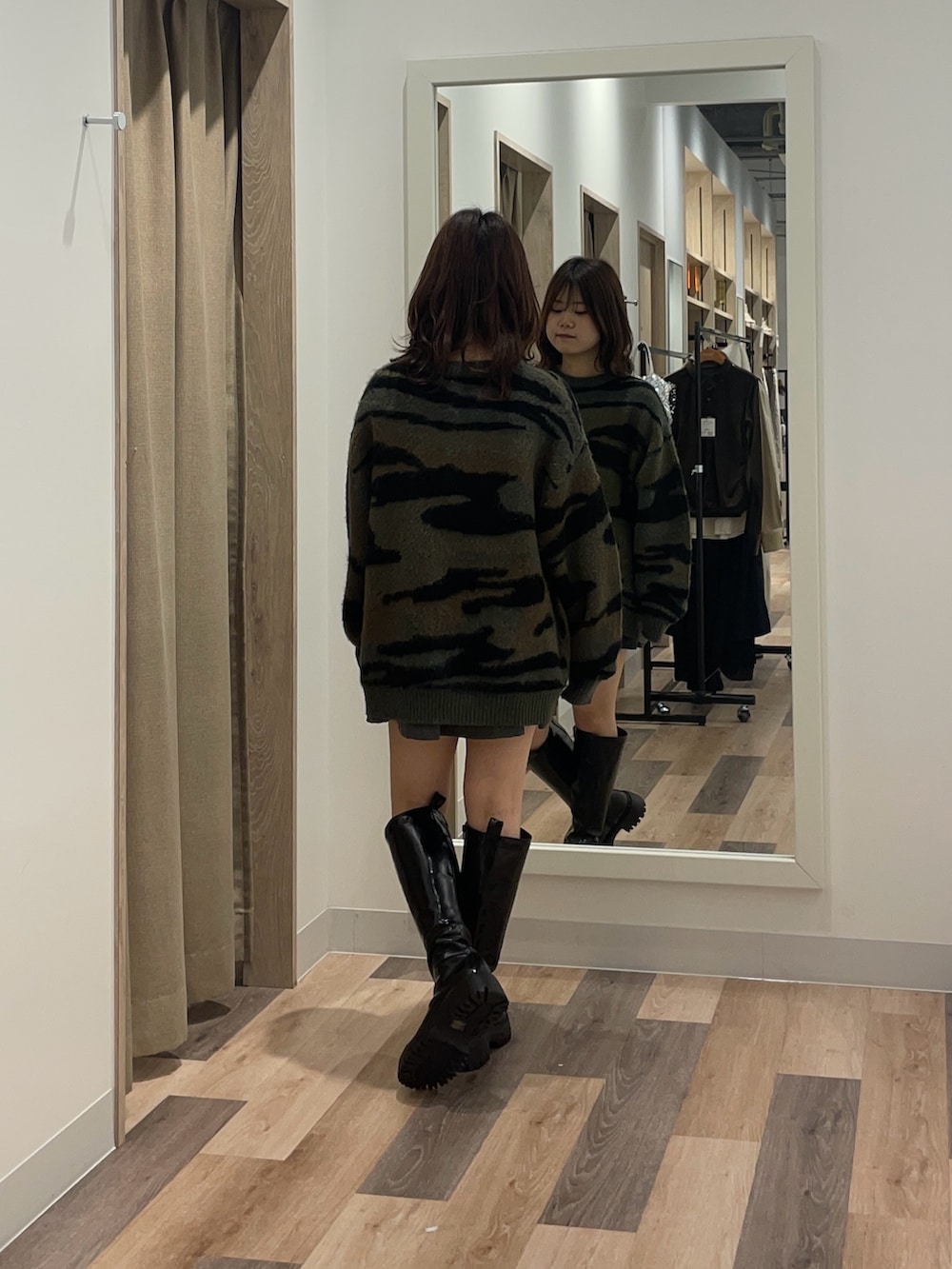 グリーン系のニット/セーターを着用したレディースの冬コーディネートの3枚目の写真