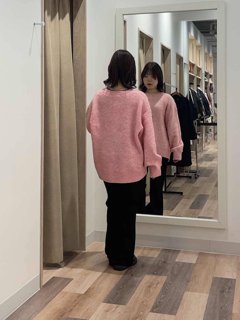 ピンク系のニット/セーター、ブラック系のその他パンツを着用したレディースの冬コーディネートの3枚目の写真